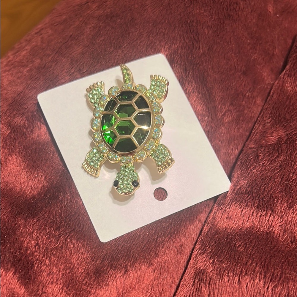 Elegant Green Turtle Brooch - Picture 2 of 4